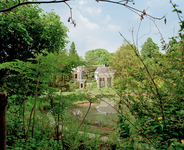 823822 Gezicht op de vijver in de oude hortus botanicus, vroeger onderdeel van het Botanisch Laboratorium van de ...